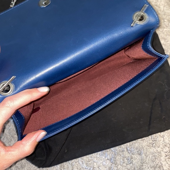 Chanel navy crossbody with hard metal front - Picture 4 of 9